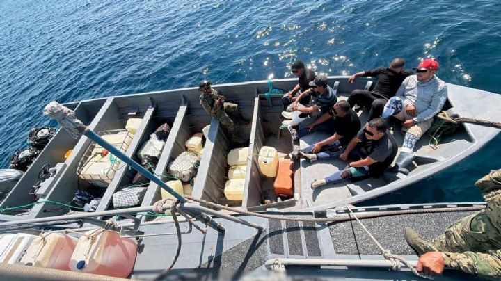 Aseguran embarcación con 650 kilos de cocaína; hay 6 personas detenidas en Michoacán