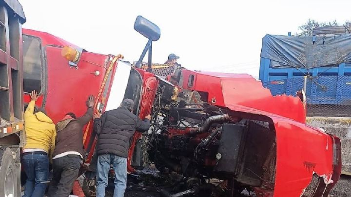 Fatal volcadura de tráiler cargado con grava paraliza la México–Puebla