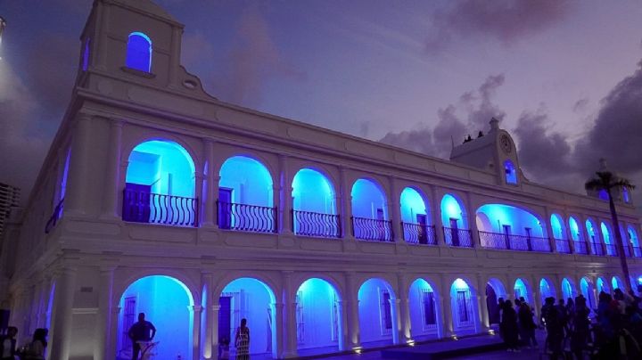 Iluminan Palacio de Boca del Río por el Día del Autismo; DIF anuncia congreso en Foro Boca
