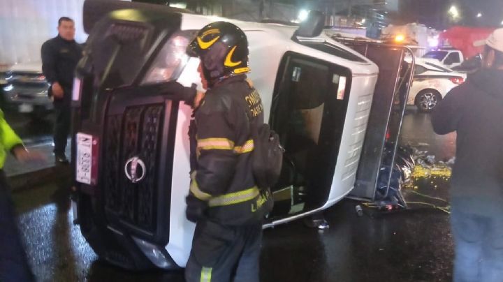 Camioneta cargada con frutas vuelca en Iztapalapa y causa retrasos en Eje 6 Sur