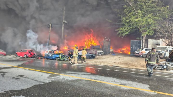 Incendio devora corralón de Acapulco; reduce a cenizas decenas vehículos