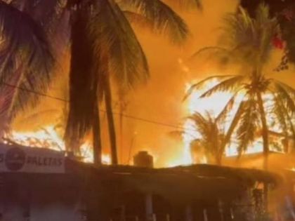 Incendio arrasa con 20 comercios en Puerto Escondido