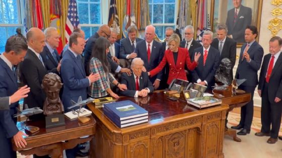 Así fue el momento en el que Trump declara a EU una nación bajo la dirección de Dios