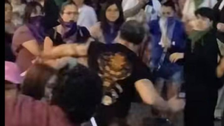 Un hombre se metió a agredir afuera del Teatro Juárez