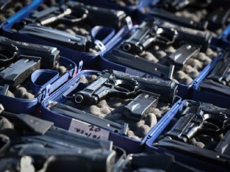 Sentencian a mexicano en EU por red de tráfico de armas hacia México