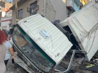 Camión de carga vuelca y embiste viviendas en Naucalpan; una mujer muere