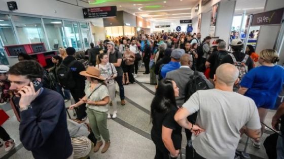 Largas filas y retrasos en aeropuertos de EU por cierre del Departamento de Seguridad