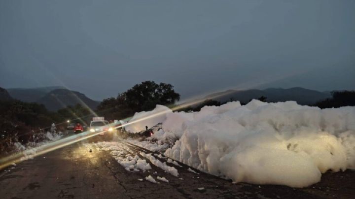 Espuma de aguas negras bloquea la vía Alfajayucan–Chilcuautla