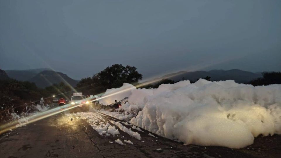 Protección Civil mantiene el cierre temporal mientras se dispersa el material, se trata de una alta concentración de químicos en las aguas residuales, que provocó el desborde de espuma de agua tóxica en la carretera Alfajayucan–Chilcuautla