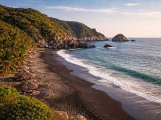 La playa virgen con arena negra en Oaxaca: cómo llegar y qué hacer