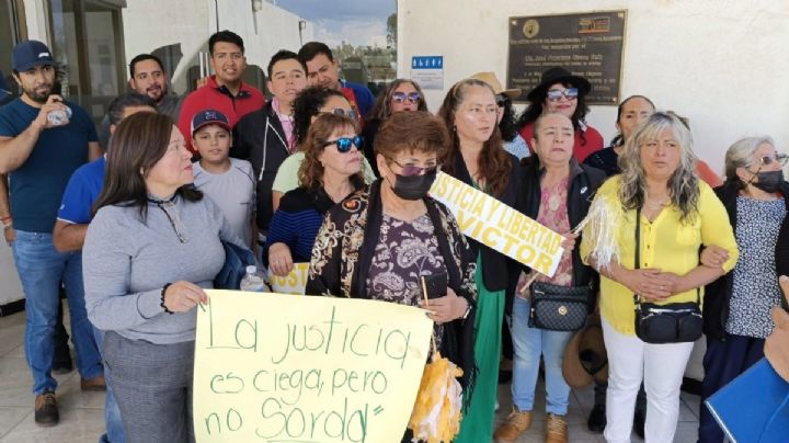 Afuera del juzgado piden liberar a Víctor, el taxista que entregó un paquete con droga en Tulancingo