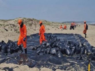 Fijan plazo de 48 horas para que Pemex y gobiernos limpien derrame de hidrocarburo