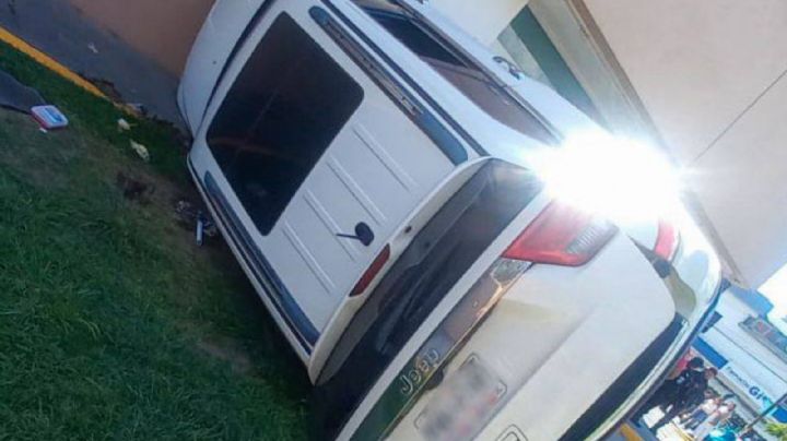 Enfermera del IMSS queda prensada contra farmacia Guadalajara; conductora está en shock