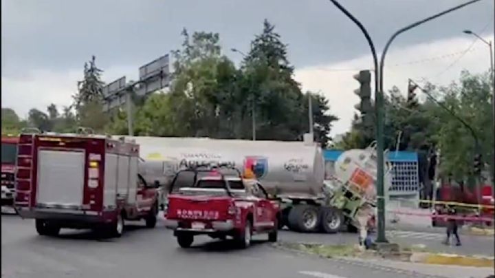Pipa cargada con 68 mil litros de combustible se ladea en la Álvaro Obregón