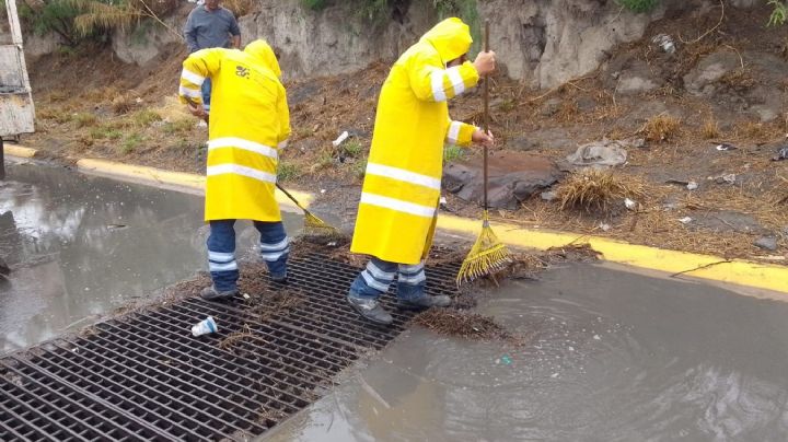 Limpia Monterrey 2,500 parrillas pluviales para prevenir encharcamientos
