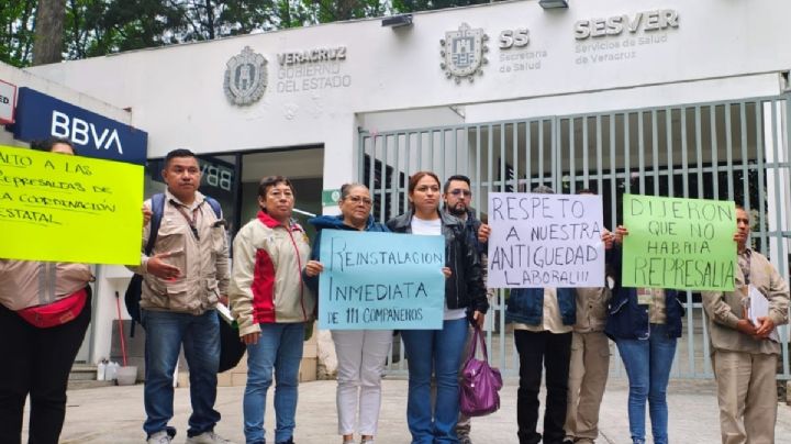 Protestan en Xalapa por despidos injustificados de trabajadores SESVER con 20 años de antigüedad