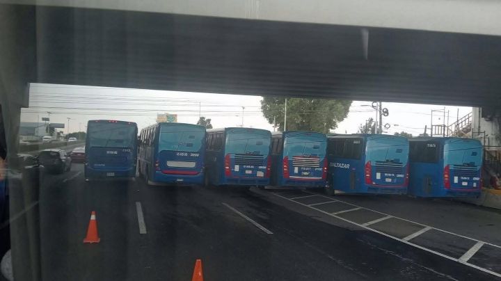 Choferes de autobuses bloquean de sorpresa la autopista México-Pachuca en dos puntos