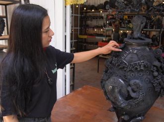 Artesana zapoteca busca ganar concurso del Mundial FIFA 2026; crea figura en barro negro