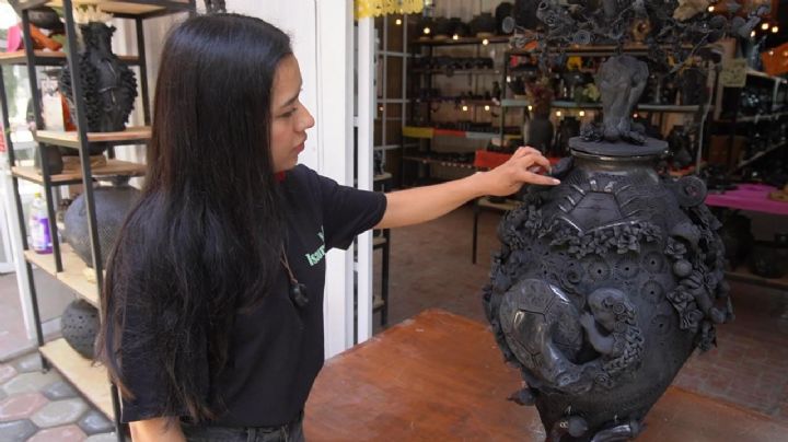 Artesana zapoteca busca ganar concurso del Mundial FIFA 2026; crea figura en barro negro