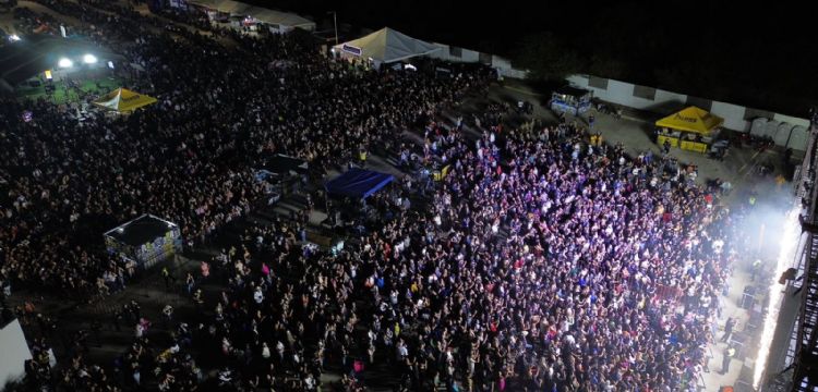 Foto descriptiva de: Más de 10 mil personas asisten al concierto de Pancho Barraza en la Semana de la Moto