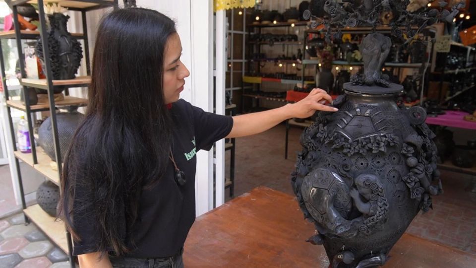 Alondra Pacheco, artesana zapoteca, busca ganar el concurso la “Copa de Arte Popular Banamex. El talento artesanal salta a la cancha”,