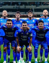 Foto descriptiva de: Reportan que Cruz Azul no tuvo agua caliente y salió caminando del Azteca