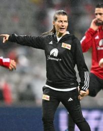 Foto descriptiva de: ¿Quién es Marie-Louise Eta, la primera DT mujer de la Bundesliga?