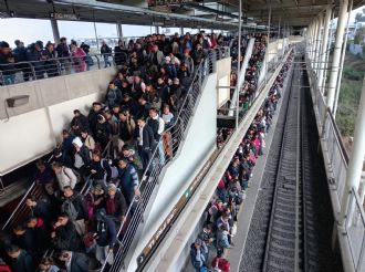 "Está de la...", usuarios padecen paro en el Metro con largas filas y retrasos