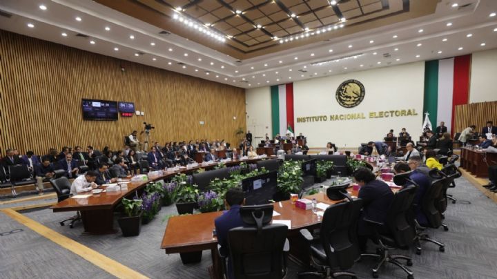 Sueldos de más de 200 mil pesos, bonos y seguros; los recortes que deberá hacer el INE