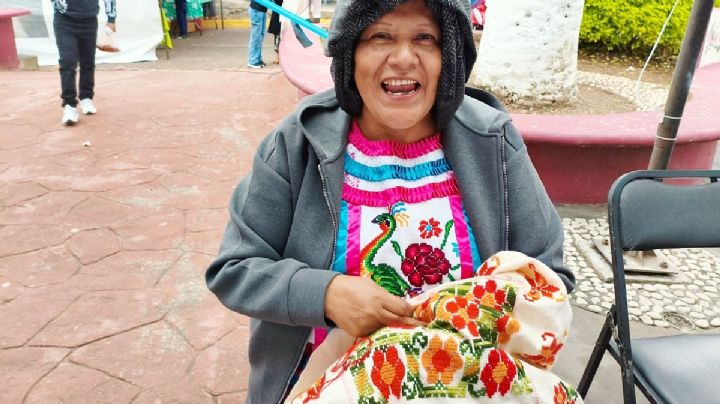 Artesana oaxaqueña lleva su legado textil al encuentro de Bordadores en Hidalgo