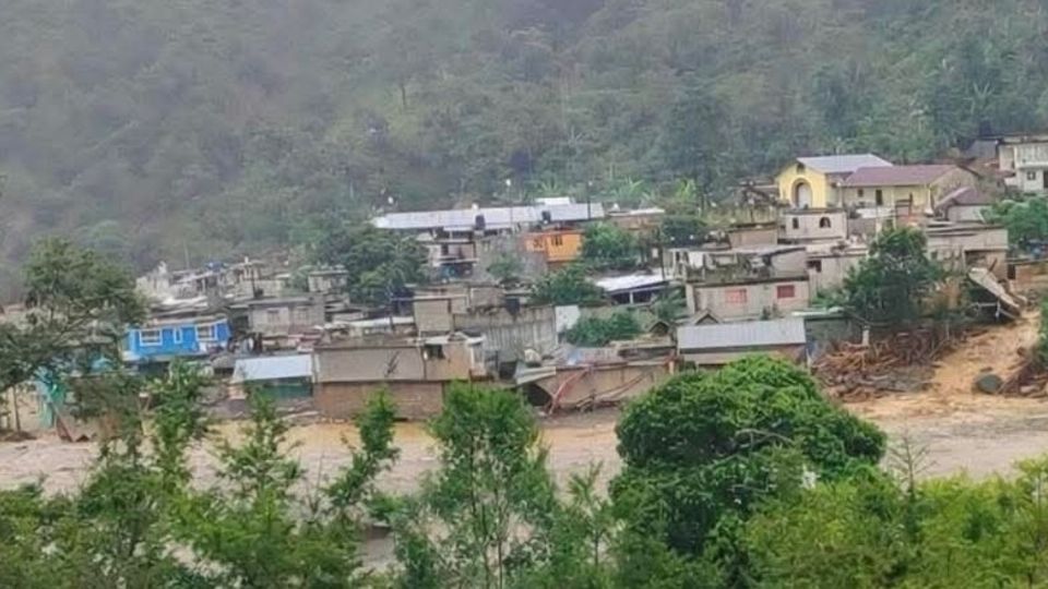 Aunque Protección Civil estatal descartó inundaciones graves en Tianguistengo, las autoridades mantienen el código de alerta en zonas serranas ante la saturación de suelos y la probabilidad de nuevos escurrimientos.
