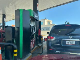 Automovilista denuncia gasolina rebajada con agua; su coche quedó inservible