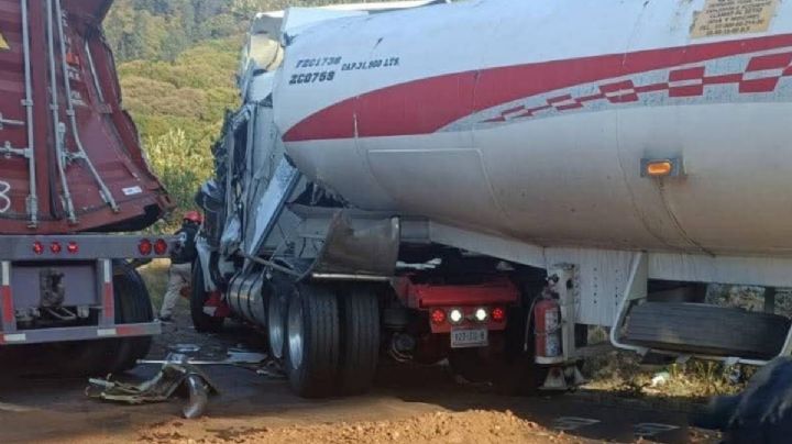 Choque entre pipa cargada con diésel y tráiler colapsa la autopista Toluca-Naucalpan