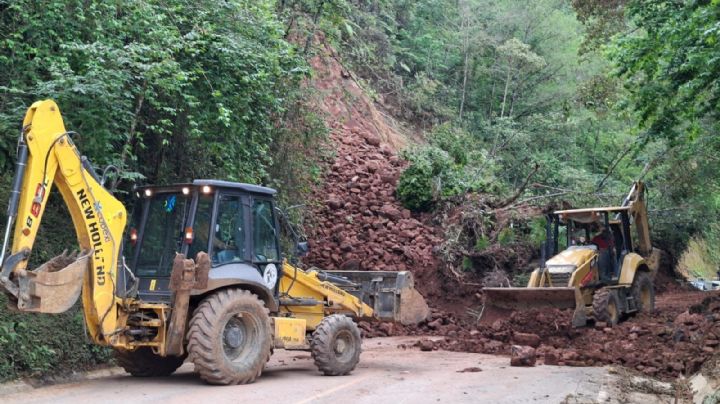 Habilitan carril provisional tras derrumbe en la carretera Tianguistengo–Yatipán