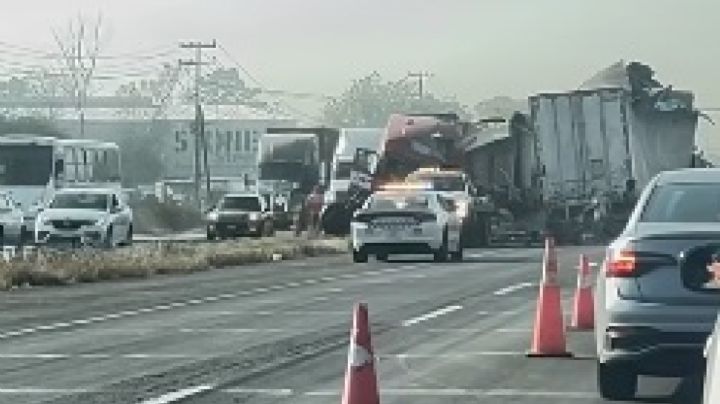 Chocan de frente dos tráileres en el Libramiento Norte de Irapuato; mueren sus conductores