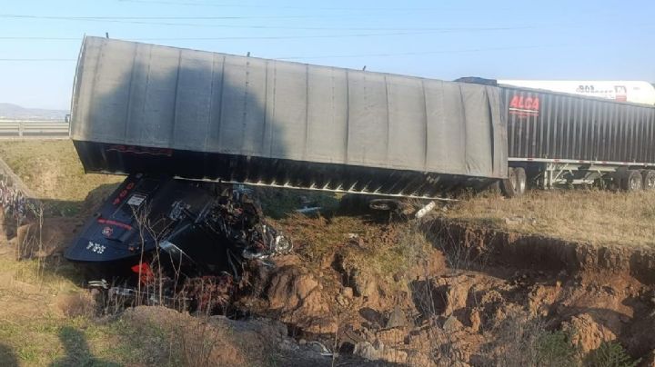 Tráiler embiste vehículos en la México-Tuxpan, altura Tulancingo, y mata a cuatro personas | VIDEO