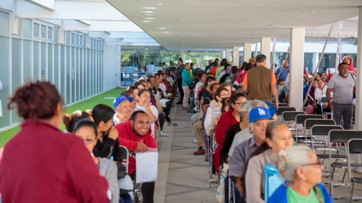 Con botellas de agua y en la sombra 2,500 personas tramitaron sus citas en el HGL