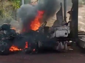 Cártel Michoacán y Viagras cumplen amenazas y queman camión de carga en Tierra Caliente