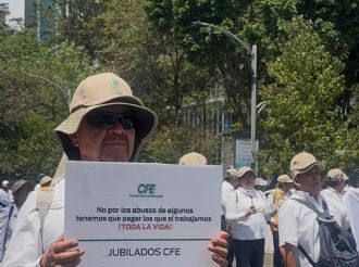 Protestan trabajadores por recorte a pensiones