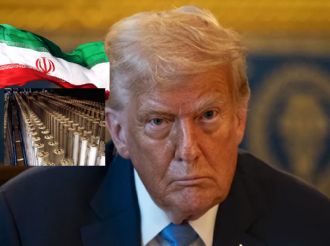 Trump dice que Irán entregará uranio enriquecido, pero Teherán lo desmiente
