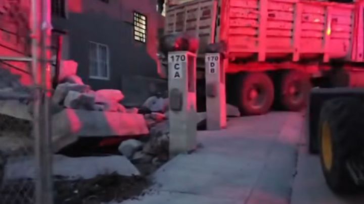 Camión de carga destruye fachadas de 4 casas en El Saucillo