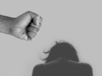 Investigación revela grupo digital donde hombres compartían y monetizaban abusos a mujeres sedadas