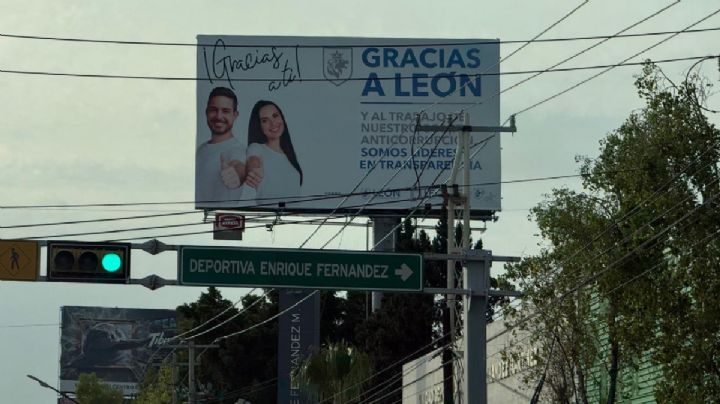 Allan León fue despedido pero su imagen sigue por toda la ciudad