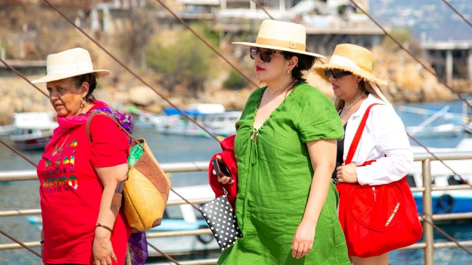 Miles de bañistas comienzan a abarrotar este Jueves Santo el puerto de Acapulco como cada Semana Santa, lo que impulsa la recuperación hotelera y económica de este centro turístico.