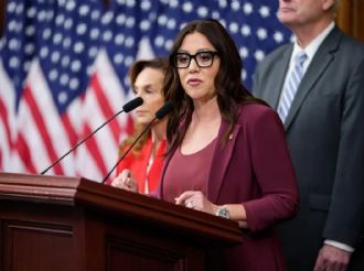 Renuncia la secretaria de Trabajo de EU, en medio de escándalos por alcohol y un amorío