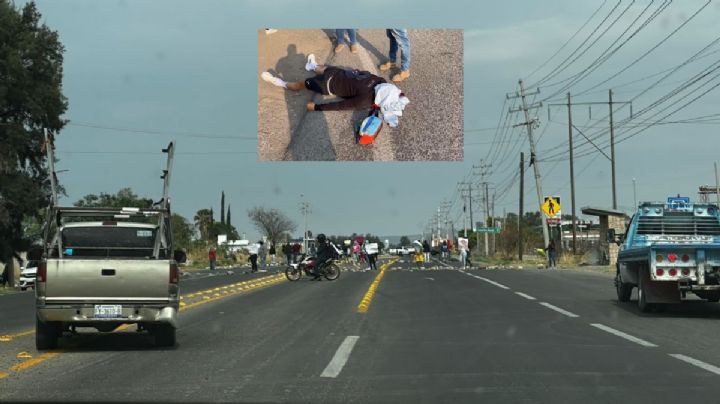 Cierran vecinos carretera a Juventino por operativo de la Fiscalía; agentes agreden a reportero