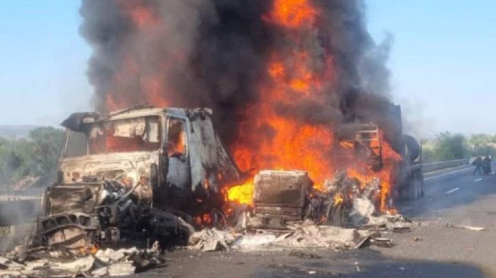Colapsa la autopista Arco Norte por fuerte choque e incendio entre dos tractocamiones