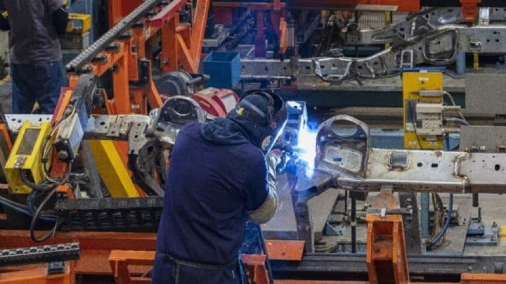 Empleo en manufactura y maquila cae en febrero; baja 0.3%: Inegi