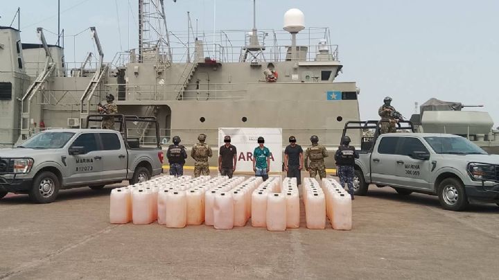 Decomisan embarcación con más de 100 bidones de huachicol en Michoacán; hay 3 detenidos