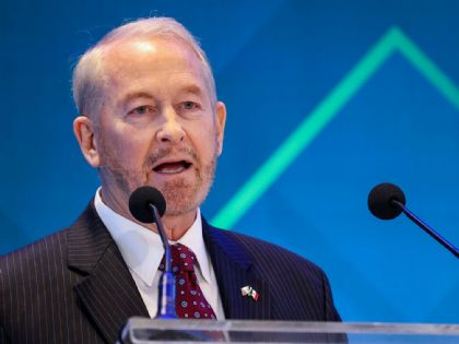 Embajador de EU advierte que inversiones necesitan respeto para prosperar